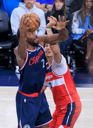 January 14, 2026, Inglewood, California, USA: Kawhi Leonard 2 of the Los Angeles Clippers drives past Kyshawn George 18 of the Washington Wizards for a layup during their 2025 NBA, Basketball Herren, USA regular season game on Wednesday January 14, 2026 at Intuit Dome Arena in Inglewood, California. JAVIER ROJAS PI Inglewood USA - ZUMAp124 20260114_zaa_p124_002 Copyright: xJavierxRojasx