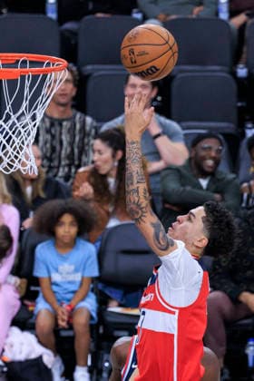 January 14, 2026, Inglewood, California, USA: Carlton Carrington 7 of the Washington Wizards puts up a layup during their 2025 NBA, Basketball Herren, USA regular season game against the Los Angeles Clippers on Wednesday January 14, 2026 at Intuit Dome Arena in Inglewood, California. JAVIER ROJAS PI Inglewood USA - ZUMAp124 20260114_zaa_p124_005 Copyright: xJavierxRojasx
