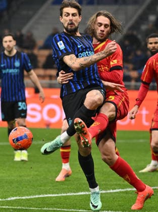(260115) -- MILAN, Jan. 15, 2026 -- Inter Milan s Francesco Acerbi (L) vies with Lecce s Antonino Gallo during a Serie A football match between Inter Milan and Lecce in Milan, Italy, Jan. 14, 2026. (Photo by Xinhua) (SP)ITALY-MILAN-FOOTBALL-SERIE A-INTER MILAN VS LECCE AlbertoxLingria 