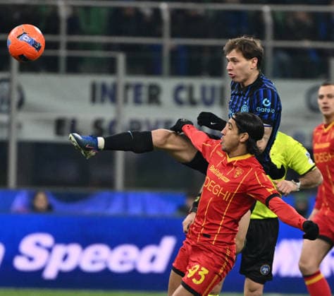 (260115) -- MILAN, Jan. 15, 2026 -- Inter Milan s Nicolo Barella (top) vies with Lecce s Youssef Maleh (front) during a Serie A football match between Inter Milan and Lecce in Milan, Italy, Jan. 14, 2026. (Photo by Xinhua) (SP)ITALY-MILAN-FOOTBALL-SERIE A-INTER MILAN VS LECCE AlbertoxLingria 