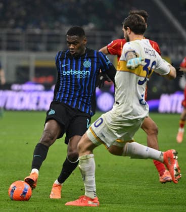 (260115) -- MILAN, Jan. 15, 2026 -- Inter Milan s Ange-Yoan Bonny (L) vies with Lecce s goalkeeper Wladimiro Falcone (front) during a Serie A football match between Inter Milan and Lecce in Milan, Italy, Jan. 14, 2026. (Photo by Xinhua) (SP)ITALY-MILAN-FOOTBALL-SERIE A-INTER MILAN VS LECCE AlbertoxLingria 