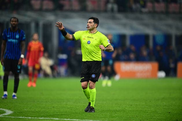 FC Internazionale v US Lecce - Serie A Referee Fabio Maresca looks on during the Serie A match between Inter Milan and US Lecce at San Siro Stadium in Milan, Italy, on January 14, 2026. Milan Lombardy Italy  Copyright: xAndreaxDiodatox originalFilename:diodato-intermil260114_npQgB.jpg