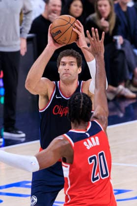 January 14, 2026, Inglewood, California, USA: Alex Sarr 20 of the Washington Wizards commits a foul against Brook Lopez 11 of the Los Angeles Clippers during their regular season NBA, Basketball Herren, USA game on Wednesday January 14, 2026 at Intuit Dome in Inglewood, California. Clippers defeat Wizards, 119-105. ARIANA RUIZ PI Inglewood USA - ZUMAp124 20260114_zaa_p124_011 Copyright: xArianaxRuizx