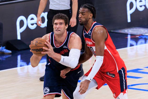 January 14, 2026, Inglewood, California, USA: Alex Sarr 20 of the Washington Wizards commits a foul against Brook Lopez 11 of the Los Angeles Clippers during their regular season NBA, Basketball Herren, USA game on Wednesday January 14, 2026 at Intuit Dome in Inglewood, California. Clippers defeat Wizards, 119-105. ARIANA RUIZ PI Inglewood USA - ZUMAp124 20260114_zaa_p124_014 Copyright: xArianaxRuizx