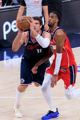 January 14, 2026, Inglewood, California, USA: Alex Sarr 20 of the Washington Wizards commits a foul against Brook Lopez 11 of the Los Angeles Clippers during their regular season NBA, Basketball Herren, USA game on Wednesday January 14, 2026 at Intuit Dome in Inglewood, California. Clippers defeat Wizards, 119-105. ARIANA RUIZ PI Inglewood USA - ZUMAp124 20260114_zaa_p124_016 Copyright: xArianaxRuizx
