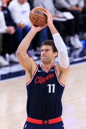 January 14, 2026, Inglewood, California, USA: Brook Lopez 11 of the Los Angeles Clippers makes a three point shot during their regular season NBA, Basketball Herren, USA game against the Washington Wizards on Wednesday January 14, 2026 at Intuit Dome in Inglewood, California. Clippers defeat Wizards, 119-105. ARIANA RUIZ PI Inglewood USA - ZUMAp124 20260114_zaa_p124_017 Copyright: xArianaxRuizx