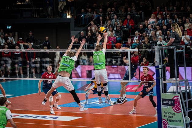 Volleyball I Men I Season 2025 2026 I Bundesliga I SVG Lüneburg TSV Haching Munich I 14 01 2026 Jakub Klajmon 15, TSV Haching Munich and Oliver Wachtel 1, TSV Haching Munich in the block against Ethan Robert Champlin 20, SVG Lüneburg Copyright: xLobeca Björn-OlexKehmx