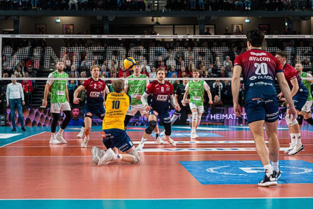 Volleyball I Men I Season 2025 2026 I Bundesliga I SVG Lüneburg TSV Haching Munich I 14 01 2026 Joris Backhaus 10, SVG Lüneburg kneels to receive on the court Copyright: xLobeca Björn-OlexKehmx