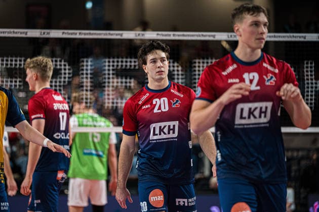 Volleyball I Men I Season 2025 2026 I Bundesliga I SVG Lüneburg TSV Haching Munich I 14 01 2026 Ethan Robert Champlin 20, SVG Lüneburg behind Santeri Riku Matias Välimaa 12, SVG Lüneburg Copyright: xLobeca Björn-OlexKehmx