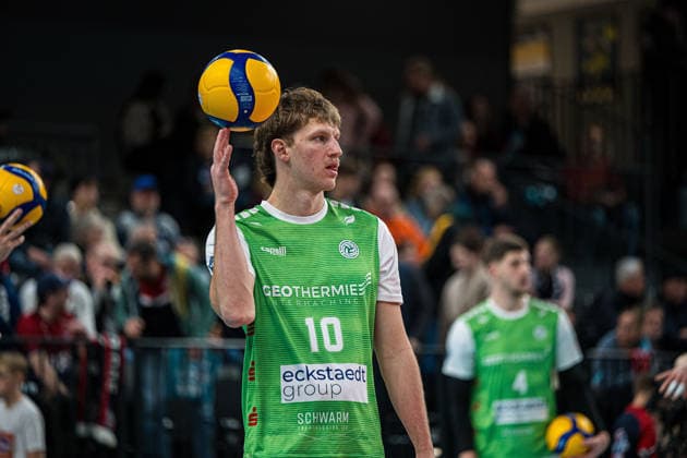 Volleyball I Men I Season 2025 2026 I Bundesliga I SVG Lüneburg TSV Haching Munich I 14 01 2026 Patrick Rupprecht 10, TSV Haching Munich balances the ball on his finger Copyright: xLobeca Björn-OlexKehmx