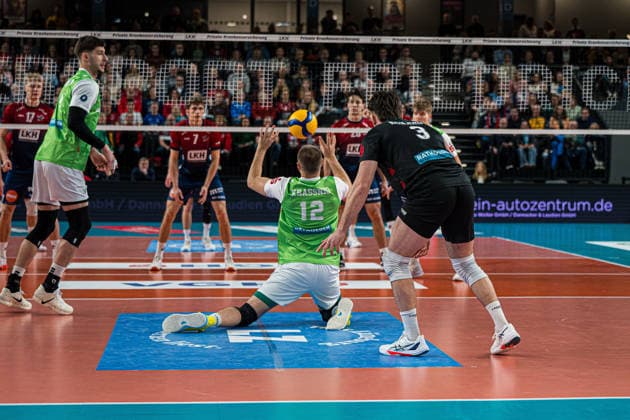 Volleyball I Men I Season 2025 2026 I Bundesliga I SVG Lüneburg TSV Haching Munich I 14 01 2026 Noel Simon Jakob Krassnig 12, TSV Haching Munich in reception Copyright: xLobeca Björn-OlexKehmx