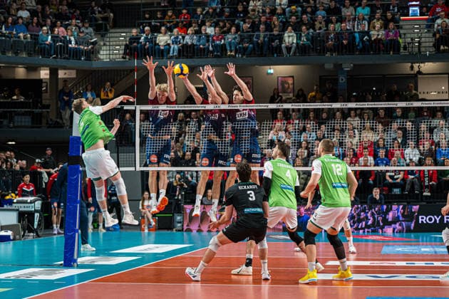Volleyball I Men I Season 2025 2026 I Bundesliga I SVG Lüneburg TSV Haching Munich I 14 01 2026 Florian Krenkel 5, TSV Haching Munich in attack against the block of Axel Valentin Enlund 17, SVG Lüneburg , Joscha Kunstmann 7, SVG Lüneburg and Ethan Robert Champlin 20, SVG Lüneburg Copyright: xLobeca Björn-OlexKehmx