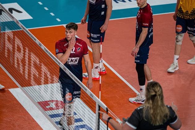 Volleyball I Men I Season 2025 2026 I Bundesliga I SVG Lüneburg TSV Haching Munich I 14 01 2026 Santeri Riku Matias Välimaa 12, SVG Lüneburg looks skeptically at the referee Copyright: xLobeca Björn-OlexKehmx