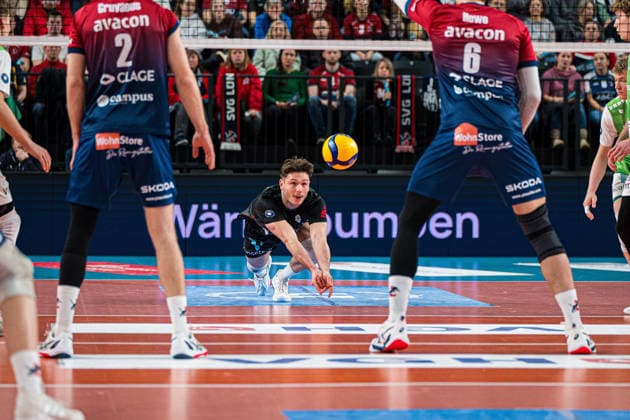 Volleyball I Men I Season 2025 2026 I Bundesliga I SVG Lüneburg TSV Haching Munich I 14 01 2026 Moritz Eckardt 3, TSV Haching Munich jumps for the ball in reception Copyright: xLobeca Björn-OlexKehmx
