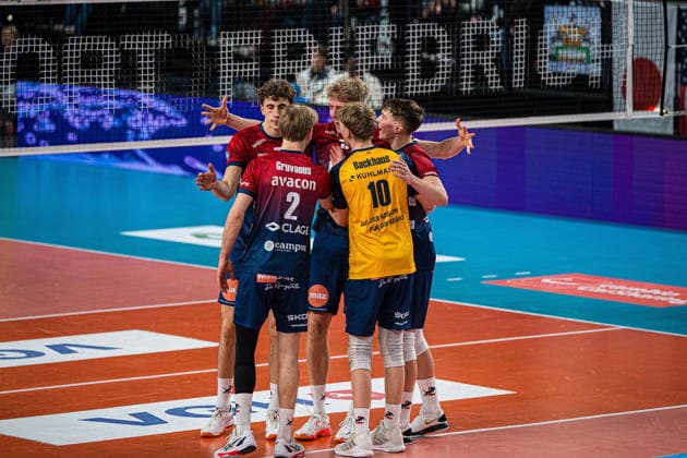 Volleyball I Men I Season 2025 2026 I Bundesliga I SVG Lüneburg TSV Haching Munich I 14 01 2026 SVG Lüneburg team cheers on the pitch Copyright: xLobeca Björn-OlexKehmx
