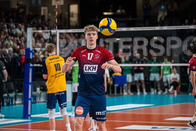 Volleyball I Men I Season 2025 2026 I Bundesliga I SVG Lüneburg TSV Haching Munich I 14 01 2026 Axel Valentin Enlund 17, SVG Lüneburg catches the ball for the serve Copyright: xLobeca Björn-OlexKehmx