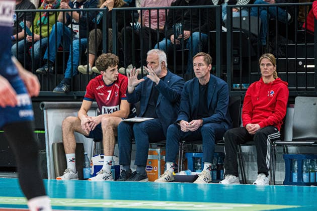 Volleyball I Men I Season 2025 2026 I Bundesliga I SVG Lüneburg TSV Haching Munich I 14 01 2026 Joscha Kunstmann 7, SVG Lüneburg in conversation with Bernd Schlesinger Co Coach, SVG Lüneburg on the players bench Copyright: xLobeca Björn-OlexKehmx