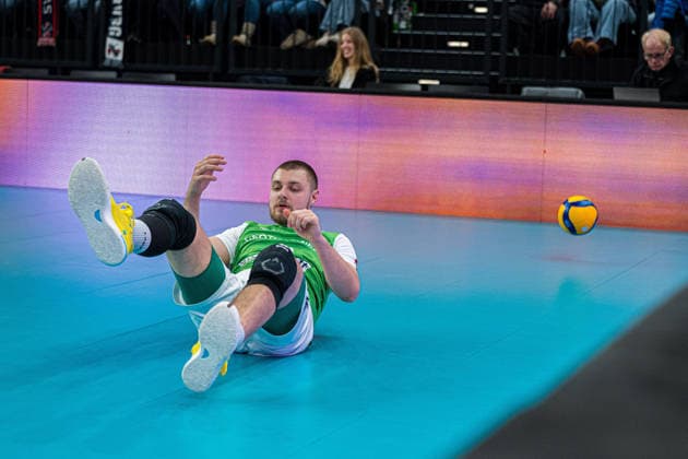 Volleyball I Men I 2025 2026 season I Bundesliga I SVG Lüneburg TSV Haching Munich I 14 01 2026 Noel Simon Jakob Krassnig 12, TSV Haching Munich lies on the floor after a failed rescue operation Copyright: xLobeca Björn-OlexKehmx