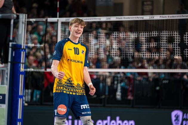 Volleyball I Men I Season 2025 2026 I Bundesliga I SVG Lüneburg TSV Haching Munich I 14 01 2026 Single photo, cropped, single image, cut out, isolated motif, sports shot, close-up, cropped, cropped shot, shot, single Joris Backhaus 10, SVG Lüneburg is happy with the team Copyright: xLobeca Björn-OlexKehmx