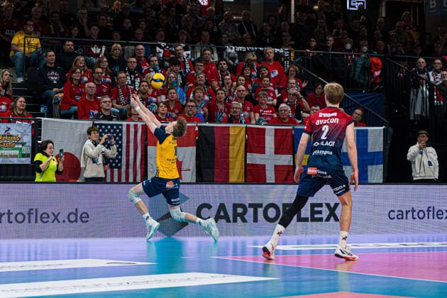 Volleyball I Men I Season 2025 2026 I Bundesliga I SVG Lüneburg TSV Haching Munich I 14 01 2026 Joris Backhaus 10, SVG Lüneburg saves the ball at the edge of the court Copyright: xLobeca Björn-OlexKehmx