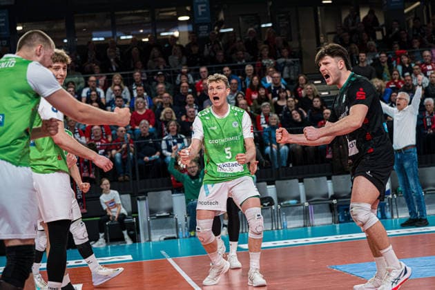 Volleyball I Men I Season 2025 2026 I Bundesliga I SVG Lüneburg TSV Haching München I 14 01 2026 Florian Krenkel 5, TSV Haching München celebrates with the team after winning a point Copyright: xLobeca Björn-OlexKehmx