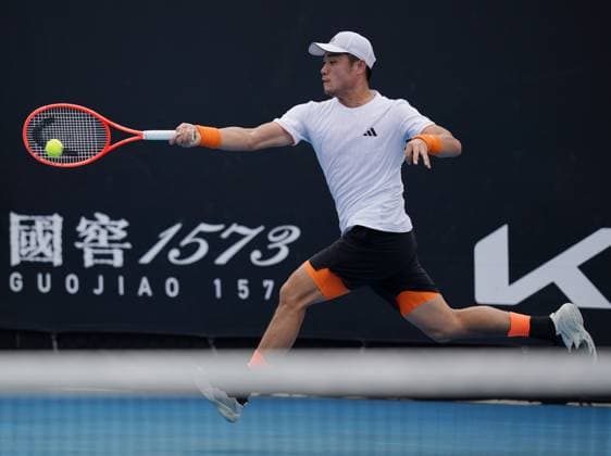 (260115) -- MELBOURNE, Jan. 15, 2026 -- Wu Yibing of China hits a return during the men s singles qualifying final round match against Tristan Boyer of the United States at Australian Open tennis tournament in Melbourne, Australia, Jan. 15, 2026. (Photo by Xinhua) (SP)AUSTRALIA-MELBOURNE-TENNIS-AUSTRALIAN OPEN-MEN S SINGLES-QUALIFYING WangxShen 