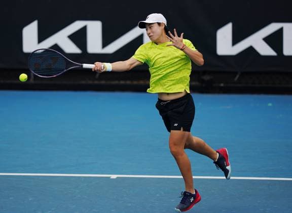 (260115) -- MELBOURNE, Jan. 15, 2026 -- Bai Zhuoxuan of China hits a return during the women s singles qualifying final round match against Darja Vidmanova of the Czech Republic at Australian Open tennis tournament in Melbourne, Australia, Jan. 15, 2026. (Photo by Xinhua) (SP)AUSTRALIA-MELBOURNE-TENNIS-AUSTRALIAN OPEN-WOMEN S SINGLES-QUALIFYING WangxShen 
