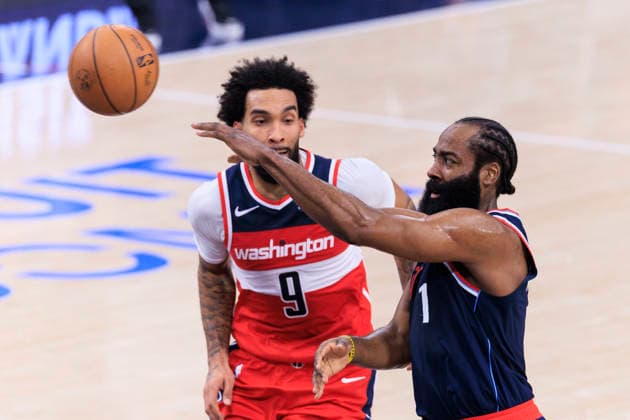 January 14, 2026, Inglewood, California, USA: James Harden 1 of the Los Angeles Clippers passes the ball as Justin Champagnie 9 of the Washington Wizards defends during their regular season NBA, Basketball Herren, USA game on Wednesday January 14, 2026 at Intuit Dome in Inglewood, California. Clippers defeat Wizards, 119-105. ARIANA RUIZ PI Inglewood USA - ZUMAp124 20260114_zaa_p124_023 Copyright: xArianaxRuizx