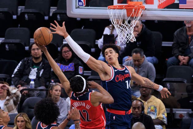 January 14, 2026, Inglewood, California, USA: Yanic Konan Niederhauser 14 of the Los Angeles Clippers attempts to block a shot from Tre Johnson 12 of the Washington Wizards during their regular season NBA, Basketball Herren, USA game on Wednesday January 14, 2026 at Intuit Dome in Inglewood, California. Clippers defeat Wizards, 119-105. ARIANA RUIZ PI Inglewood USA - ZUMAp124 20260114_zaa_p124_024 Copyright: xArianaxRuizx
