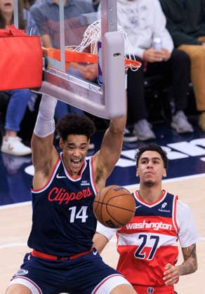 January 14, 2026, Inglewood, California, USA: Yanic Konan Niederhauser 14 of the Los Angeles Clippers dunks the ball in front of Will Riley 27 of the Washington Wizards during their regular season NBA, Basketball Herren, USA game on Wednesday January 14, 2026 at Intuit Dome in Inglewood, California. Clippers defeat Wizards, 119-105. ARIANA RUIZ PI Inglewood USA - ZUMAp124 20260114_zaa_p124_025 Copyright: xArianaxRuizx