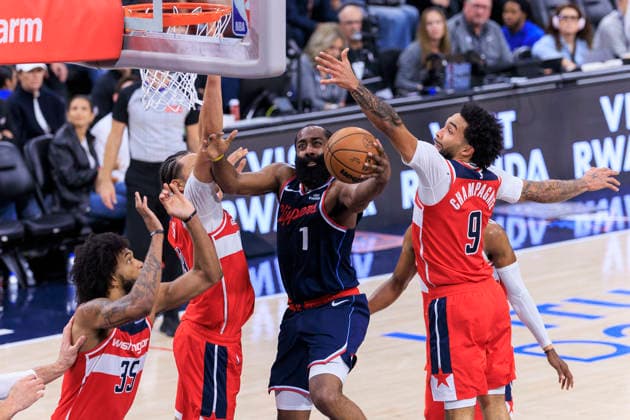 January 14, 2026, Inglewood, California, USA: James Harden 1 of the Los Angeles Clippers attempts a layup as Justin Champagnie 9 of the Washington Wizards defends the basket during their regular season NBA, Basketball Herren, USA game on Wednesday January 14, 2026 at Intuit Dome in Inglewood, California. Clippers defeat Wizards, 119-105. ARIANA RUIZ PI Inglewood USA - ZUMAp124 20260114_zaa_p124_027 Copyright: xArianaxRuizx