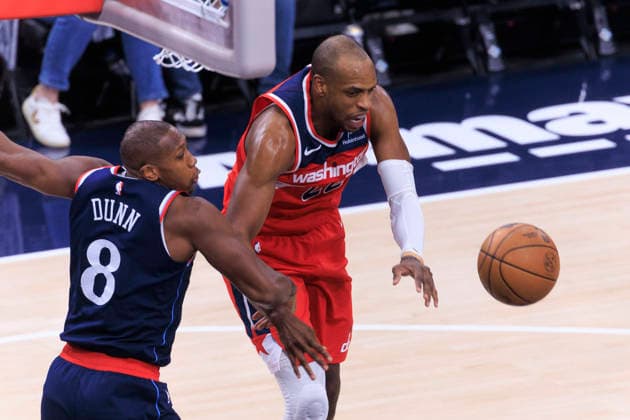 January 14, 2026, Inglewood, California, USA: Kris Dunn 8 of the Los Angeles Clippers taps the ball away from Khris Middleton 22 of the Washington Wizards defends during their regular season NBA, Basketball Herren, USA game on Wednesday January 14, 2026 at Intuit Dome in Inglewood, California. Clippers defeat Wizards, 119-105. ARIANA RUIZ PI Inglewood USA - ZUMAp124 20260114_zaa_p124_028 Copyright: xArianaxRuizx