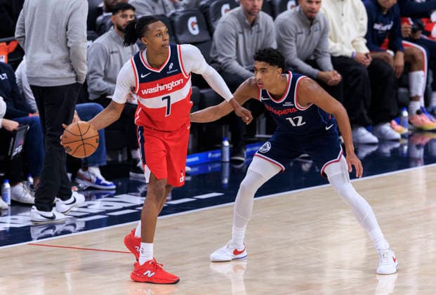 January 14, 2026, Inglewood, California, USA: Carlton Carrington 7 of the Washington Wizards passes the ball as Cam Christie 12 of the Los Angeles Clippers defends during their regular season NBA, Basketball Herren, USA game on Wednesday January 14, 2026 at Intuit Dome in Inglewood, California. Clippers defeat Wizards, 119-105. ARIANA RUIZ PI Inglewood USA - ZUMAp124 20260114_zaa_p124_029 Copyright: xArianaxRuizx
