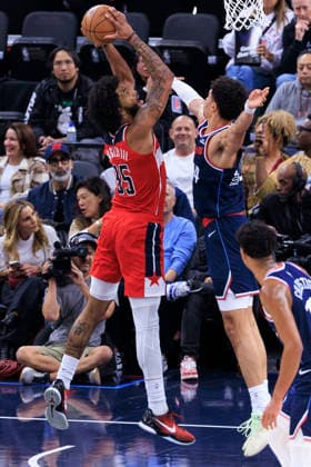 January 14, 2026, Inglewood, California, USA: Marvin Bagley III 35 of the Washington Wizards shoots from the paint as Yanic Konan Niederhauser 14 of the Los Angeles Clippers defends the basket during their regular season NBA, Basketball Herren, USA game on Wednesday January 14, 2026 at Intuit Dome in Inglewood, California. Clippers defeat Wizards, 119-105. ARIANA RUIZ PI Inglewood USA - ZUMAp124 20260114_zaa_p124_030 Copyright: xArianaxRuizx