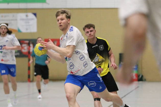 14 01 2026 Handball men 2025 2026 Charity match SV Eiche 05 Biederitz Dessau Roßlauer HV 06 Ehlesporthalle Biederitz Julius Drachau Dessau, 8, white on the ball Biederitz Saxony Anhalt Germany
