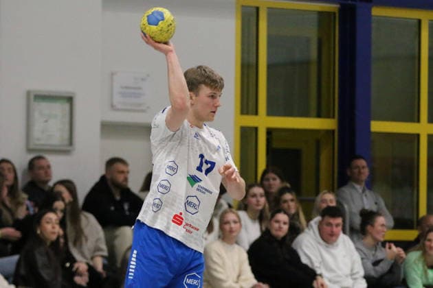 14 01 2026 Handball men 2025 2026 Charity match SV Eiche 05 Biederitz Dessau Roßlauer HV 06 Ehlesporthalle Biederitz Luka Baumgart Dessau, 17, white on the ball Biederitz Saxony Anhalt Germany