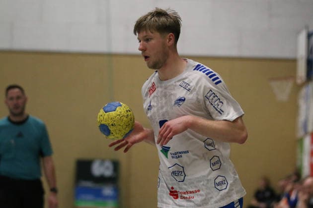 14 01 2026 Handball men 2025 2026 Charity match SV Eiche 05 Biederitz Dessau Roßlauer HV 06 Ehlesporthalle Biederitz Julius Drachau Dessau, 8, white on the ball Biederitz Saxony Anhalt Germany