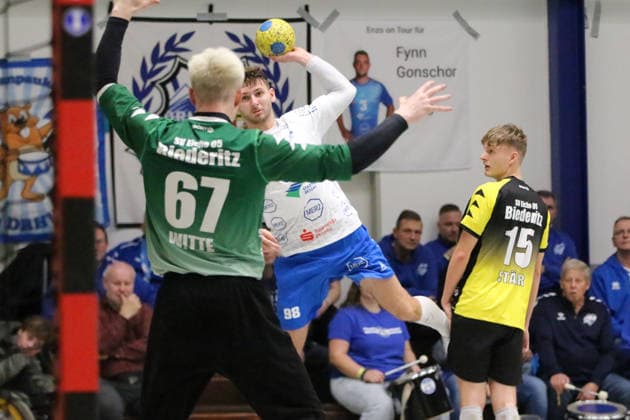 14 01 2026 Handball Men 2025 2026 Charity match SV Eiche 05 Biederitz Dessau Roßlauer HV 06 Ehlesporthalle Biederitz Yannick Marcos Pust Dessau, 98, white throwing Joey Witte Biederitz, 67, green expects this Biederitz Saxony Anhalt Germany