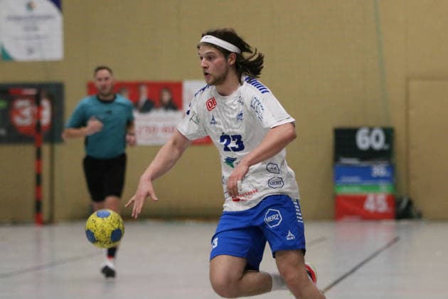 14 01 2026 Handball Men 2025 2026 Charity match SV Eiche 05 Biederitz Dessau Roßlauer HV 06 Ehlesporthalle Biederitz Mika Schüler Dessau, 23, white drives the ball forward Biederitz Saxony Anhalt Germany