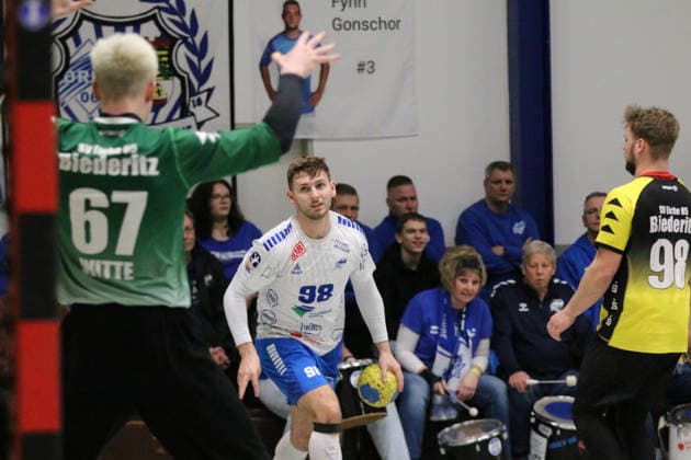14 01 2026 Handball Men 2025 2026 Charity match SV Eiche 05 Biederitz Dessau Roßlauer HV 06 Ehlesporthalle Biederitz Yannick Marcos Pust Dessau, 98, white in front of a goal throw Biederitz Saxony Anhalt Germany