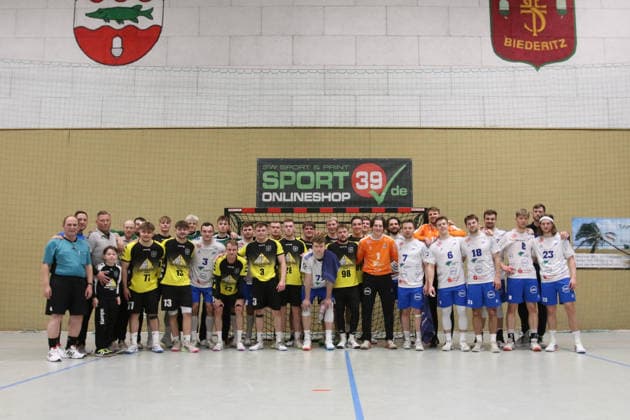 14 01 2026 Handball Men 2025 2026 Charity match SV Eiche 05 Biederitz Dessau Roßlauer HV 06 Ehlesporthalle Biederitz Group photo with both teams after the charity match Biederitz Saxony Anhalt Germany