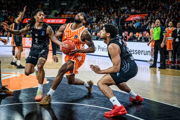 Nike Sibande niners Chemnitz , Malik Osborne ratiopharm ulm and Kostja Mushidi niners Chemnitz in a duel during the EuroCup match between ratiopharm ulm v niners Chemnitz at ratiopharm Arena on January 14, 2026 in Neu Ulm, Germany Photo by Harry Langer DeFodi Images Nike Sibande niners Chemnitz , Malik Osborne ratiopharm ulm and Kostja Mushidi niners Chemnitz battle for the ball during the EuroCup match between ratiopharm ulm v niners Chemnitz at ratiopharm Arena on January 14, 2026 in Neu Ulm, Germany Photo by Harry Langer DeFodi Images Photo by Harry Langer DeFodi Images