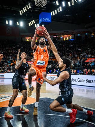 Nike Sibande niners Chemnitz , Malik Osborne ratiopharm ulm and Kostja Mushidi niners Chemnitz in a duel during the EuroCup match between ratiopharm ulm v niners Chemnitz at ratiopharm Arena on January 14, 2026 in Neu Ulm, Germany Photo by Harry Langer DeFodi Images Nike Sibande niners Chemnitz , Malik Osborne ratiopharm ulm and Kostja Mushidi niners Chemnitz battle for the ball during the EuroCup match between ratiopharm ulm v niners Chemnitz at ratiopharm Arena on January 14, 2026 in Neu Ulm, Germany Photo by Harry Langer DeFodi Images Photo by Harry Langer DeFodi Images