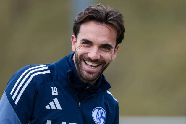 15.01.2026, Fussball, Saison 2025 2026, 2. Bundesliga, Training FC Schalke 04, Kenan Karaman (FC Schalke 04) lacht, Gelsenkirchen Trainingsgelände FC Schalke 04 NRW Deutschland xRHR-FOTO DEx *** 15 01 2026, Football, Season 2025 2026, 2 Bundesliga, Training FC Schalke 04, Kenan Karaman FC Schalke 04 laughs, Gelsenkirchen Training ground FC Schalke 04 NRW Germany xRHR PHOTO DEx Copyright: EWERT RHR-FOTOx RHR-FOTO DE