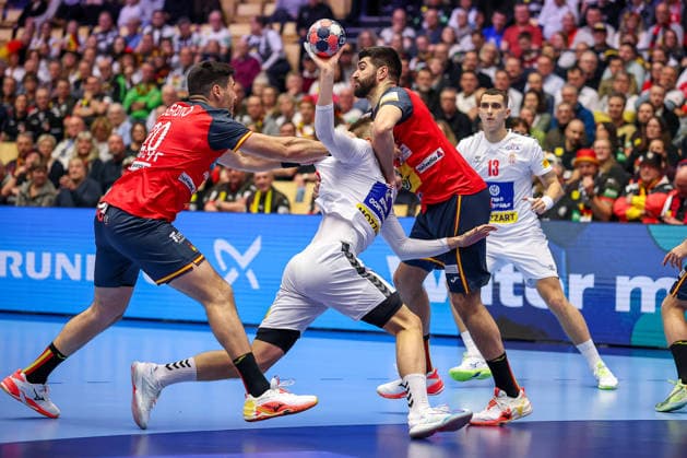 15 01 2026, Handball, Men s EHF EURO 2026, Spain Serbia, Jyske Bank Boxing in Herning, Denmark, Preliminary Round Stefan Dodic Serbia 40 is pinned down by Abel Serdio Guntin Espania 20 and Imanol Garciandia Alustiza Espania 18 at the circle Denmark