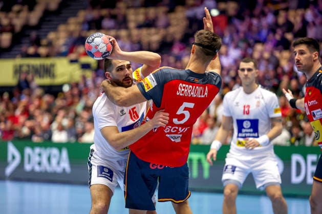 15 01 2026, Handball, Men s EHF EURO 2026, Spain Serbia, Jyske Bank Boxing in Herning, Denmark, Preliminary Round Uros Kojadinovic Serbia 15 in duel against Antonio Serradilla Cuenca Espania 05 Denmark