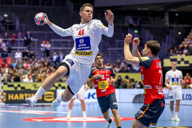 15 01 2026, Handball, Men s EHF EURO 2026, Spain Serbia, Jyske Bank Boxing in Herning, Denmark, Preliminary Round Stefan Dodic Serbia 40 throws the ball over Daniel Fernandez Jimenez Espania 70 Denmark