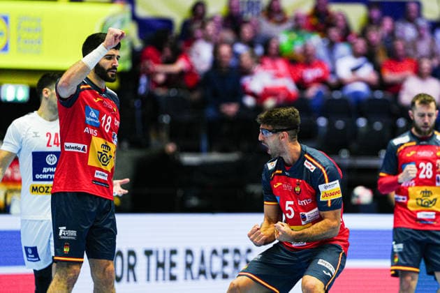 Goal celebration Antonio Serradilla Spain, 05 DEN, Spain vs Serbia, Handball, EHF European Championship 2026, Group A, Matchday 1, 15 01 2026 DEN, Spain vs Serbia, Handball, EHF European Championship 2026, Group A, Matchday 1, 15 01 2026 Herning Copyright: xEibner-Pressefoto MarcelxvonxFehrnx EP_MFN