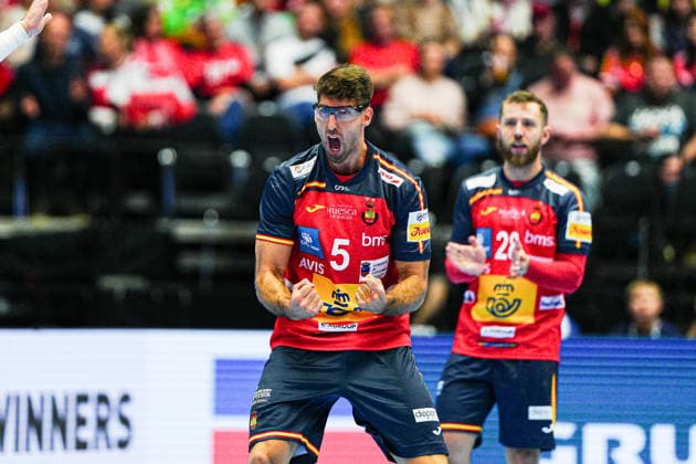 Goal celebration Antonio Serradilla Spain, 05 DEN, Spain vs Serbia, Handball, EHF European Championship 2026, Group A, Matchday 1, 15 01 2026 DEN, Spain vs Serbia, Handball, EHF European Championship 2026, Group A, Matchday 1, 15 01 2026 Herning Copyright: xEibner-Pressefoto MarcelxvonxFehrnx EP_MFN