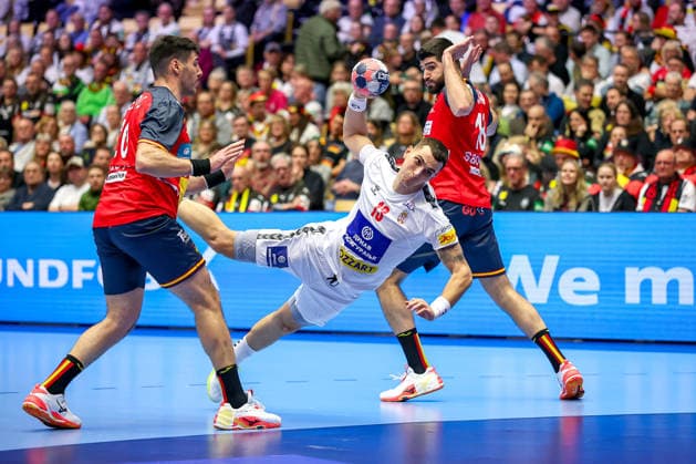 15 01 2026, Handball, Men s EHF EURO 2026, Spain Serbia, Jyske Bank Boxing in Herning, Denmark, Preliminary Round Uros Borzas Serbia 13 throws past Abel Serdio Guntin Espania 20 Imanol Garciandia Alustiza Espania 18 Denmark